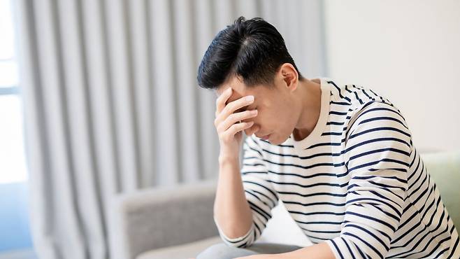두통 치료 방법으로 약물치료 외에도 후두신경차단술과 같은 주사치료가 있다|출처: 클립아트코리아