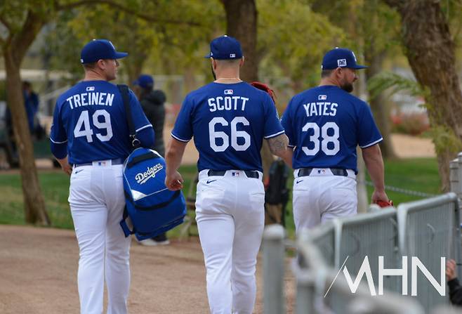 &nbsp;(다저스 불펜투수 테너 스캇(가운데))