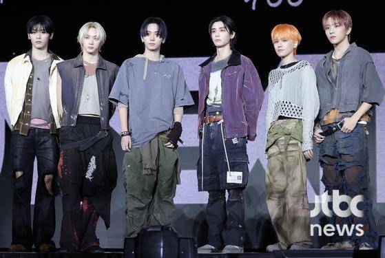 그룹 보이넥스트도어(BOYNEXTDOOR)가 20일 오후 서울 KBS아레나에서 미니 5집 'The Action' 쇼케이스 무대에 올라 포토타임을 갖고 있다. 박세완 엔터뉴스팀 기자 park.sewan@jtbc.co.kr