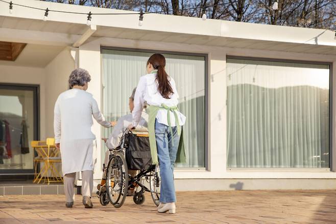 우리나라 65세 이상 노인 인구가 20%를 넘었지만, 요양병원을 죽음의 마지막 정류장처럼 느껴지는 부정적인 인식은 여전한 실정이다. 사진=클립아트코리아