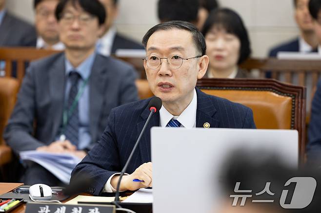 이명구 관세청장이 21일 서울 여의도 국회에서 열린 기획재정위원회의 국가데이터처 등에 대한 국정감사에서 의원 질의에 답하고 있다. 2025.10.21/뉴스1 ⓒ News1 유승관 기자