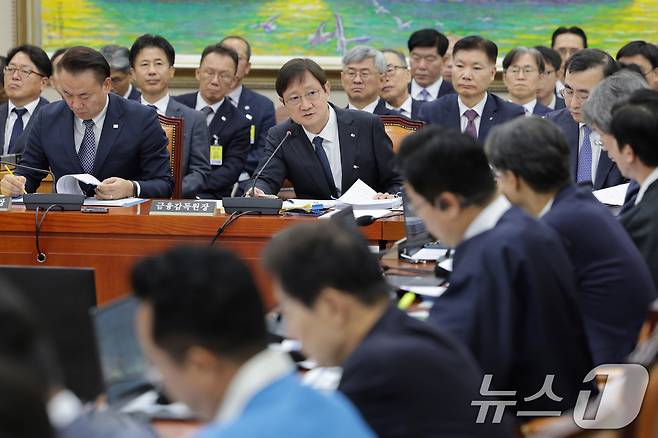 이찬진 금융감독원장이 21일 서울 여의도 국회 정무위원회에서 열린 금융감독원 등에 대한 국정감사에서 의원 질의에 답변하고 있다. 2025.10.21/뉴스1 ⓒ News1 신웅수 기자