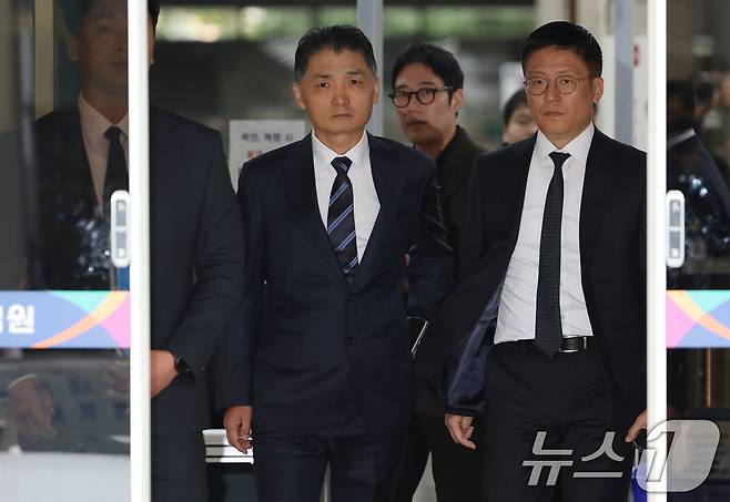 카카오 창업자 김범수 경영쇄신위원장이 21일 서울 양천구 서울남부지방법원에서 열린 자본시장법 위반 1심 선고 공판에서 무죄를 선고받은 후 법정을 나서고 있다.  2025.10.21/뉴스1 ⓒ News1 오대일 기자