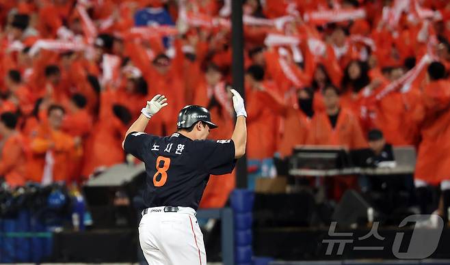 21일 대구삼성라이온즈파크에서 열린 2025 신한 SOL뱅크 KBO 포스트시즌 플레이오프 3차전 한화 이글스와 삼성 라이온즈의 경기, 한화 노시환이 5회초 2사 2루 상황 역전 투런홈런을 친 뒤 더그아웃을 향해 포효하고 있다. 2025.10.21/뉴스1 ⓒ News1 김진환 기자