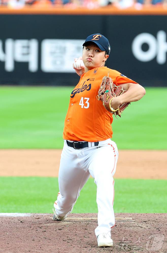 19일 대전 한화생명볼파크 열린 프로야구 2025 신한 SOL뱅크 KBO 플레이오프 2차전 삼성 라이온즈와 한화 이글스의 경기, 5회초 한화 정우주가 투구하고 있다. 2025.10.19/뉴스1 ⓒ News1 김기남 기자