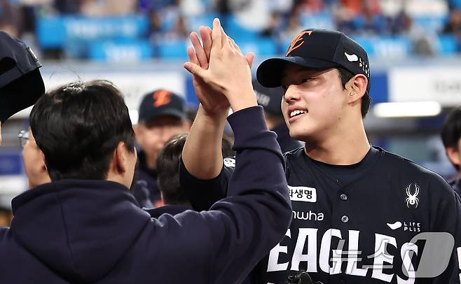 21일 대구삼성라이온즈파크에서 열린 2025 신한 SOL뱅크 KBO 포스트시즌 플레이오프 3차전 한화 이글스와 삼성 라이온즈의 경기에서 5-4로 승리한 한화 문동주가 하이파이브를 하고 있다. 2025.10.21/뉴스1 ⓒ News1 김성진 기자