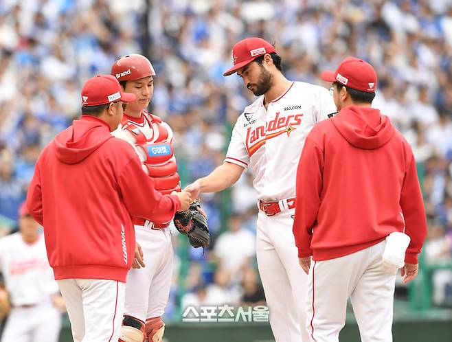 SSG 화이트가 9일 인천 SSG랜더스필드에서 열린 2025 KBO리그 삼성과 준PO 1차전 3회초 무사 1루 상황에서 마운드에서 내려가고 있다. 문학 | 박진업 기자 upandup@sportsseoul.com