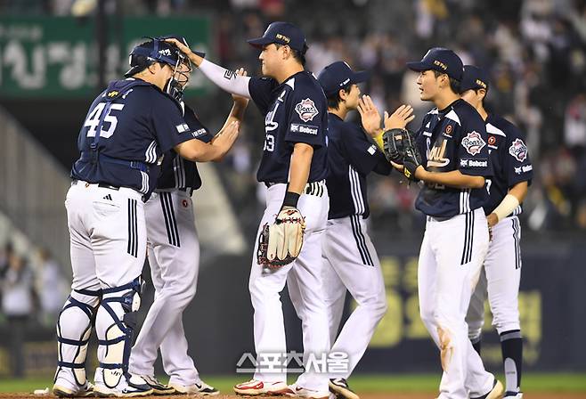 두산 선수들이 30일 잠실구장에서 열린 2025 KBO리그 LG와의 경기에서 LG에 6-0으로 승리한 뒤 하이파이브를 나누고 있다. 잠실 | 박진업 기자 upandup@sportsseoul.com