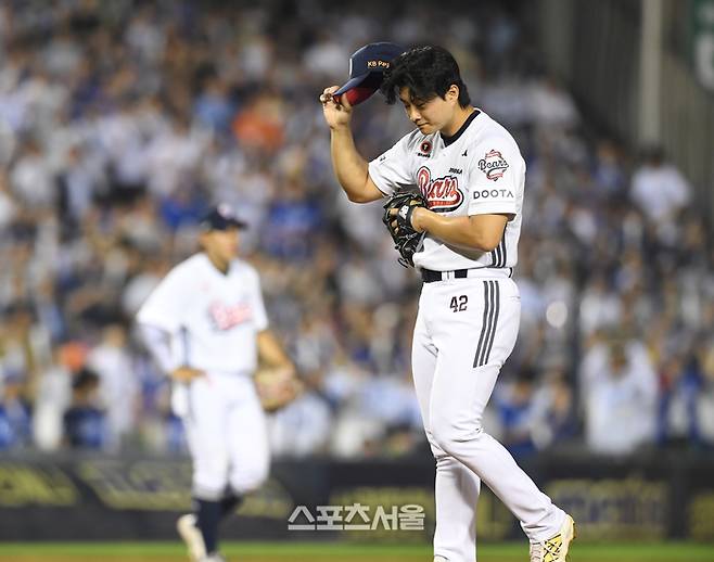 두산 최지강이 3일 잠실구장에서 열린 2025 KBO리그 삼성과 경기 9회초 등판해 아웃카운트를 잡지 못하고 연속 안타와 볼넷을 허용하며 만루 위기를 맞은 뒤 강판되고 있다. 잠실 | 박진업 기자 upandup@sportsseoul.com
