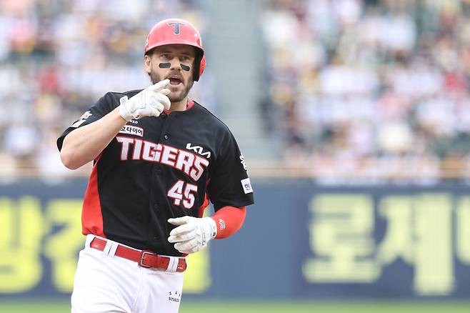 KIA 위즈덤이 잠실구장에서 열린 2025 KBO리그 LG와 경기에서 2회초 좌월 솔로포를 쏘아 올린 후 베이스를 돌고 있다. 사진 | KIA 타이거즈