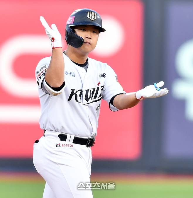 KT 2번타자 강백호가 수원KT위즈파크에서 열린 NC와 경기 1회말 무사 1루에서 1타점 2루타로 출루하고 있다. 스포츠서울 DB