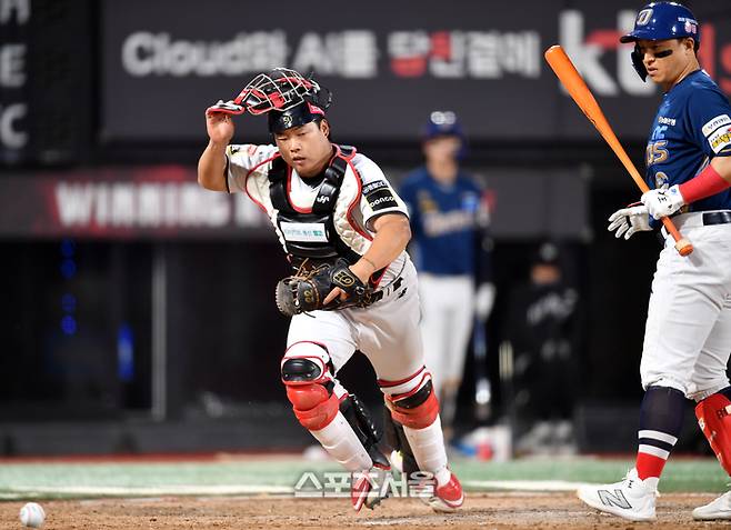 강백호가 포수로 뛰는 모습. 사진 | 스포츠서울 DB