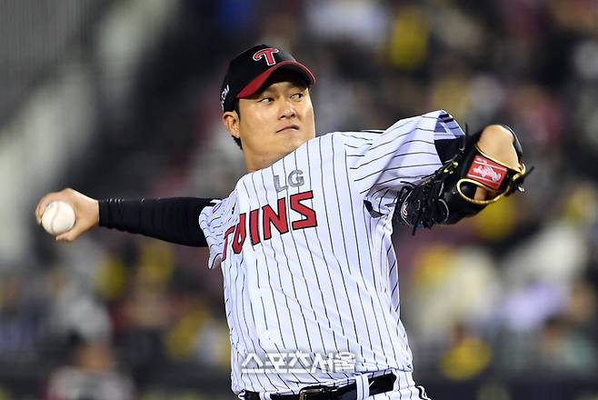 LG 김강률이 25일 잠실구장에서 열린 2025 KBO리그 한화와의 경기 9회초 등판해 힘차게 공을 던지고 있다. 잠실 | 박진업 기자 upandup@sportsseoul.com