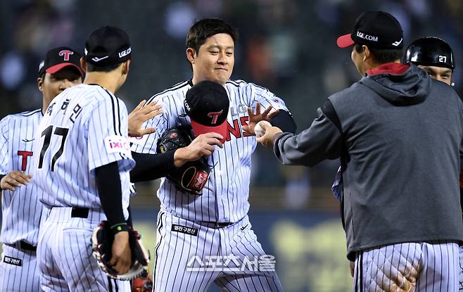 LG 마무리 투수 김강률이 27일 잠실야구장에서 열린 2025 KBO 리그 한화와 경기 후 경기구를 받고 있다. 잠실 | 최승섭기자 thunder@sportsseoul.com