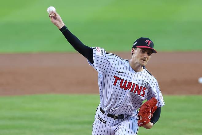 LG 톨허스트가 잠실구장에서 열린 2025 KBO리그 키움과 경기에 선발 등판해 역투하고 있다. 사진 | LG 트윈스