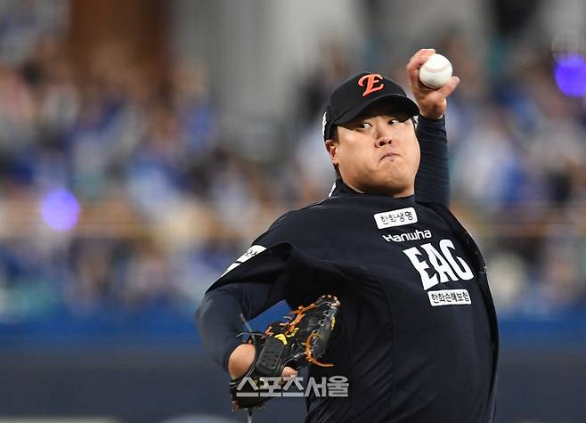 한화 류현진이 21일 대구 삼성라이온즈파크에서 열린 2025 KBO리그 삼성과 플레이오프 3차전에 선발 등판해 힘차게 공을 던지고 있다. 대구 | 박진업 기자 upandup@sportsseoul.com