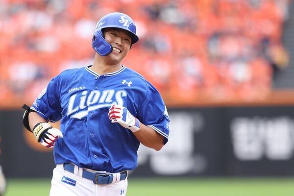 삼성 라이온즈 김태훈이 18일 오후 2시 대전 한화생명볼파크에서 열린 2025 신한 SOL뱅크 한국야구위원회(KBO) 포스트시즌(PS) 플레이오프(PO·5전3선승제) 1차전 한화 이글스와의 경기에서 4회초 역전 솔로포를 터트린 뒤 그라운드를 돌고있다. /사진= 삼성 라이온즈