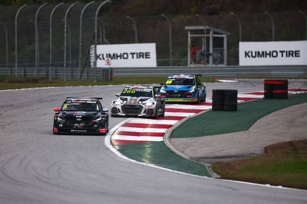 21일 금호타이어가 독점 공급하고 타이틀 스폰서로 활동하고 있는 세계 정상급 투어링카 대회 '금호 FIA TCR 월드 투어(KUMHO FIA TCR World Tour)'가 지난 10월 17일부터 19일까지 강원도 인제군 인제 스피디움에서 성황리에 마쳤다고 밝혔다.(금호타이어 장착한