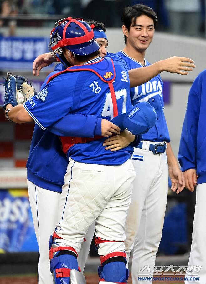19일 대전한화생명볼파크에서 열린 삼성과 한화의 PO 2차전. 삼성이 7대3으로 승리했다. 승리의 기쁨을 나누는 삼성 선수들의 모습. 대전=허상욱 기자wook@sportschosun.com/2025.10.19/