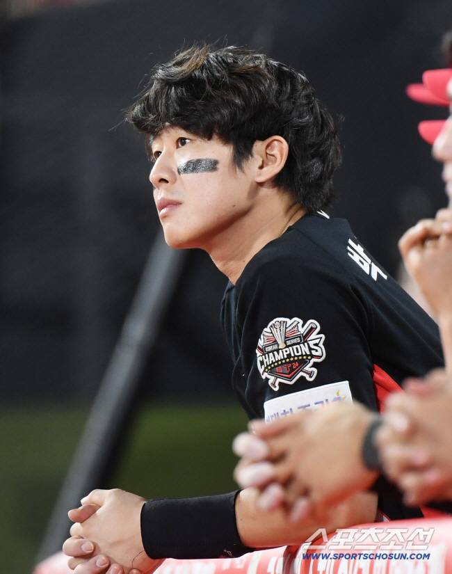 21일 수원 KT위즈파크에서 열린 KIA-KT전.1대3으로 뒤진 8회초 KIA 박찬호가 답답한 표정으로 경기를 지켜보고 있다. 수원=정재근 기자 cjg@sportschosun.com/2025.5.21/