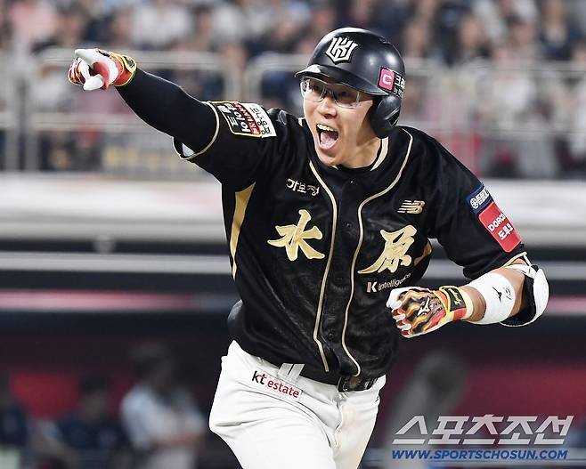 9일 수원 KT위즈파크에서 열린 두산-KT전. 7회말 2사 2, 3루 허경민이 스리런포를 친 후 환호하고 있다. 수원=정재근 기자 cjg@sportschosun.com/2025.9.9/