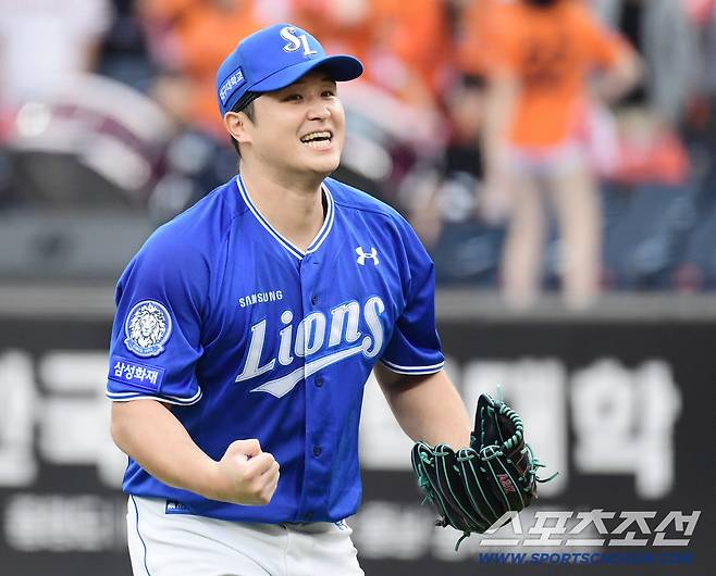 19일 대전 한화생명볼파크에서 열린 삼성과 한화의 PO 2차전. 7회를 삼자범퇴로 마치며 주먹을 쥐어보이는 삼성 최원태. 대전=송정헌 기자songs@sportschosun.com/2025.10.19/