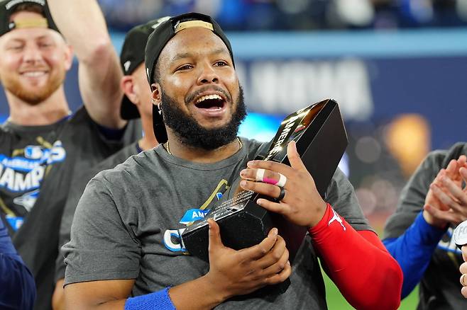 토론토 블루제이스 블라디미르 게레로 주니어가 ALCS MVP로 선정된 뒤 트로피를 안고 기뻐하고 있다. AP연합뉴스