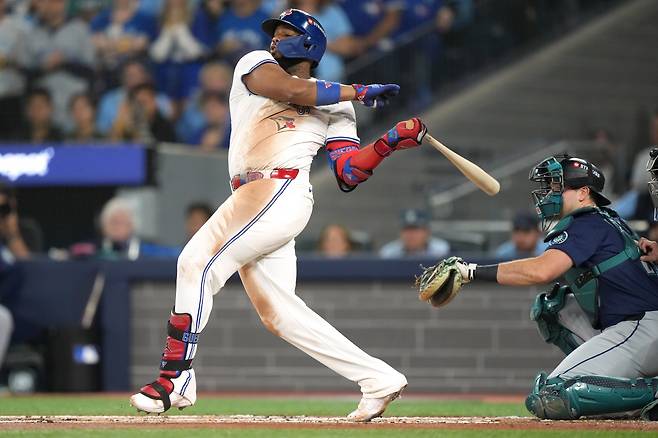 블라디미르 게레로 주니어가 1회말 좌전안타를 때리고 있다. AP연합뉴스