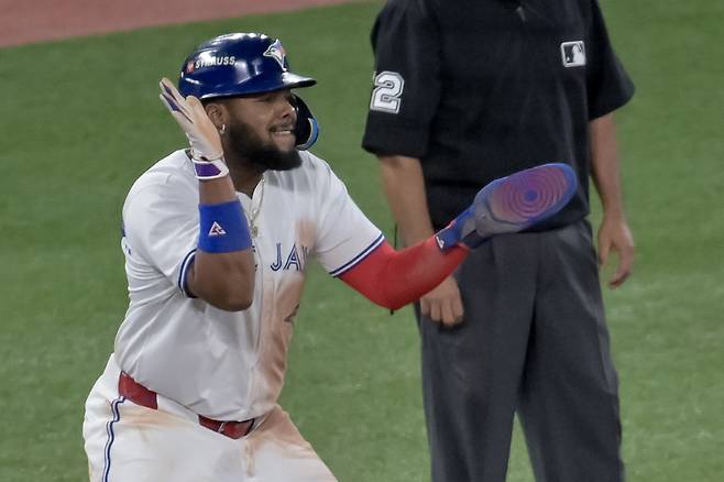 블라디미르 게레로 주니어가 1회초 좌전안타를 치고 나가 흥겨워하고 있다. EPA연합뉴스