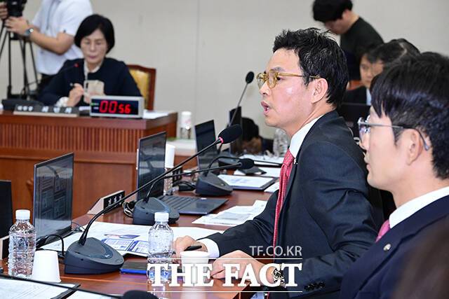 박정훈 국민의힘 의원이 20일 서울 여의도 국회에서 열린 과학기술정보방송통신위원회의 방송미디어통신위원회 등에 대한 국정감사에서 최민희 위원장 딸의 결혼식 화환과 관련해 발언하고 있다. /남윤호 기자