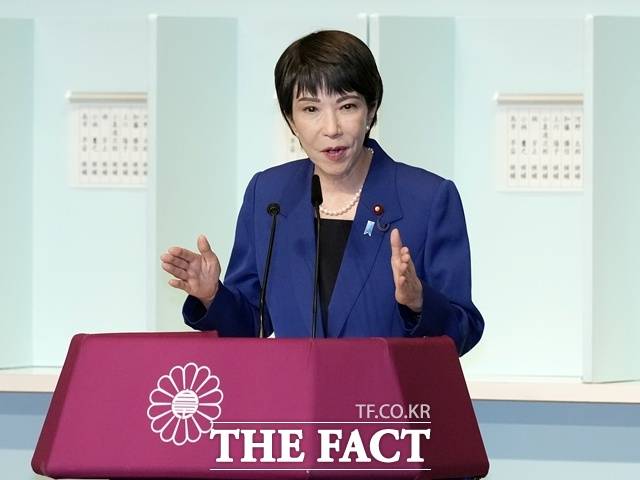 '강경 우익' 성향으로 평가됐던 아베 신조 전 총리의 정치적 후계자로 꼽히는 다카이치 총리의 취임으로 향후 한일관계가 악화할 수 있다는 우려도 제기된다. /AP.뉴시스