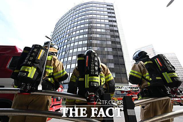 21일 서울 중구 서울센터빌딩에서 화재가 발생해 소방대원들이 진화 작업을 펼치고 있다. /서예원 기자
