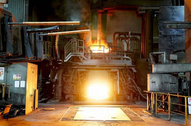 제강 공장의 1600도 60t 전기로에서 고철 용해 작업이 진행되고 있다. 세아홀딩스 제공