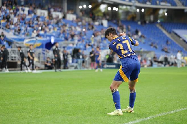 이청용이 18일 광주를 상대로 골을 넣은 뒤 빈손으로 골프 스윙을 하는 세리머니를 하고 있다./한국프로축구연맹