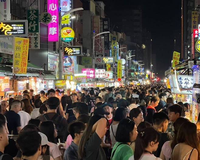 블랙핑크 가오슝 공연이 진행된 지난 18~19일 지역 야시장이 늦은 밤까지 북적이고 있다./천치마이 가오슝 시장 페이스북