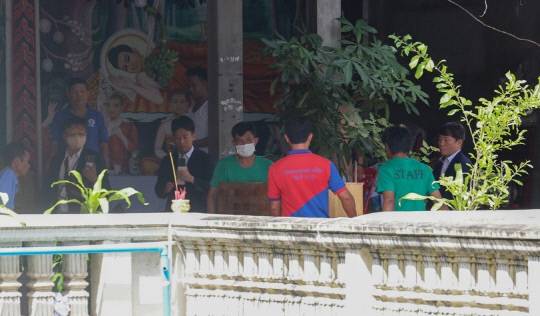 20일(현지시간) 프놈펜 턱틀라사원 공공 화장시설에서 캄보디아 범죄조직에 납치돼 피살당한 한국인 대학생 박모 씨의 공동부검이 끝난 뒤 관계자들이 화장시설로 관을 옮기고 있다. 연합뉴스.