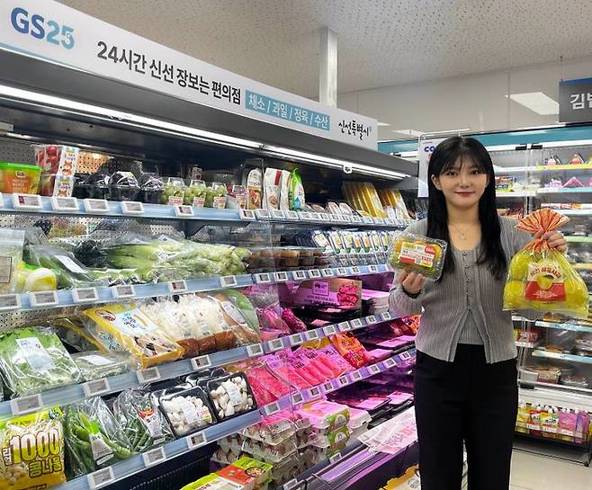 GS25에서 고객이 신선식품을 들고 포즈를 취하고 있다.ⓒGS25