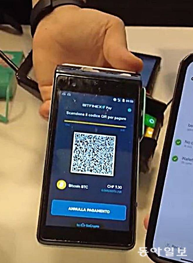 지난달 18일 스위스 루가노 시내 이탈리아 음식점에서 자코모 주코 씨가 에스프레소 값을 비트코인으로 결제하고 있다. 루가노=임현석 기자 lhs@donga.com