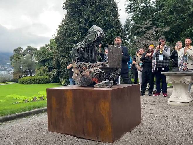 스위스 루가노시 당국은 지난해 10월 도심에 위치한 치아니공원에 비트코인의 창시자이며 아직까지 정확한 신원이 알려지지 않은 ‘사토시 나카모토’의 가상 이미지 동상을 세웠다. 가상자산 산업에 친화적인 도시란 이미지를 강조하기 위해서다. 루가노시 제공