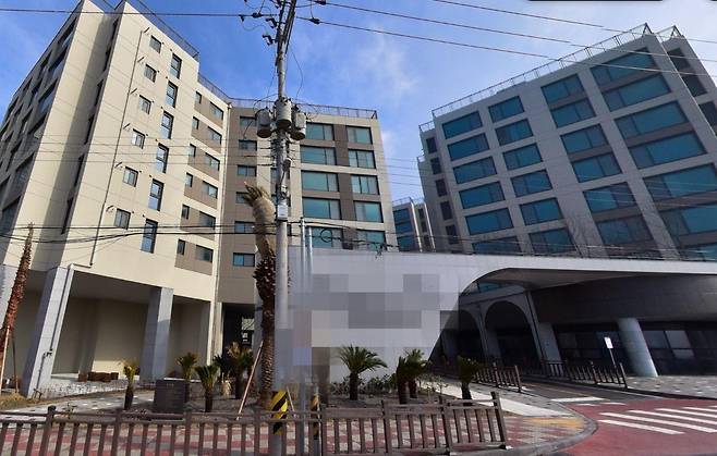 대규모 미분양으로 424세대가 통째로 공매에 넘어간 제주시 애월읍의 한 아파트 단지. 잇따른 유찰로 공매가가 1000억 원 이상 하락하면서 현재 공매 절차가 중단된 상태다. 네이버 지도 캡처