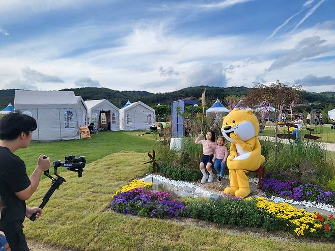 지난해 대구 북구 하중도에서 열린 정원박람회를 찾은 어린이들이 행사장 앞에서 기념사진을 찍고 있다. 올해는 공모 정원 참여 시민이 늘고 체험형 프로그램도 한층 다양해졌다. 대구시 제공
