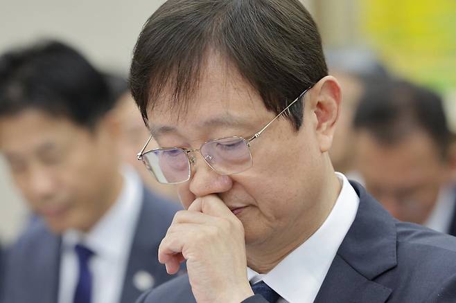 이찬진 금융감독원장이 21일 서울 여의도 국회 정무위원회에서 열린 금융감독원 등에 대한 국정감사에서 생각에 잠겨 있다. 2025.10.21/뉴스1