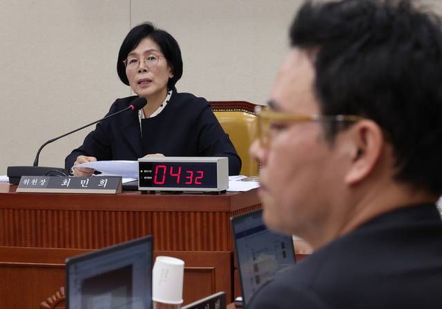 박정훈 국민의힘 의원이 20일 서울 여의도 국회 과학기술정보방송통신위원회에서 열린 국정감사에서 최민희 위원장의 발언을 듣고 있다. [연합뉴스]