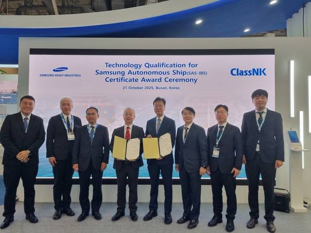 최성안(왼쪽에서 다섯번째) 삼성중공업 부회장과 일본 선급(ClassNK) 아리마(왼쪽에서 네번째) 업무집행의원 상무이사 등 양사 관계자들이 삼성중공업 자율항해시스템의 혁신기술 자격인증(TQ)식 기념 촬영을 하고 있다. 삼성중공업 제공.