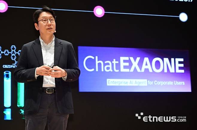 산업통상자원부가 주최한 한국전자전이 21일 서울 강남구 코엑스에서 나흘 일정으로 열렸다. 오프닝 키노트 강연에서 임우형 LG AI연구원장이 '엑사원, 에이전틱 AI로 진화하는 AI 산업 생태계'를 주제로 발표하고 있다. 김민수기자 mskim@etnews.com