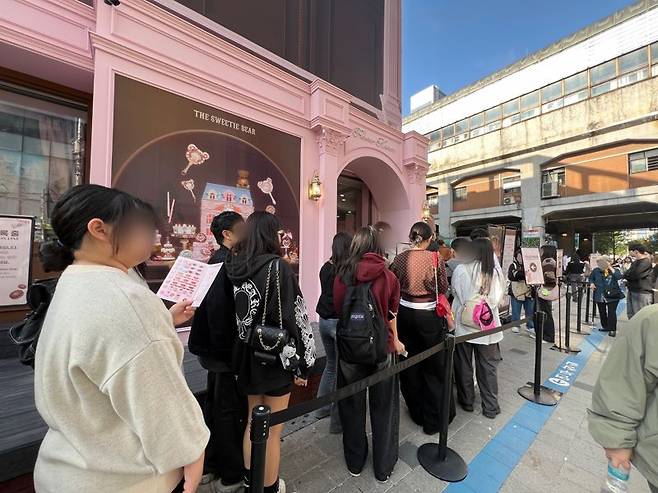 지난 19일 오후 서울 성수 '플라워노즈' 팝업에 입장하기 위해 젊은 고객들이 줄을 서서 기다리고 있다. 사진=김현지 기자