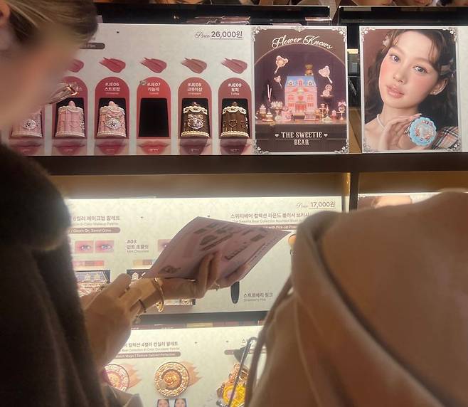 지난 19일 서울 성수 플라워노즈 팝업 현장에서 한 방문객이 립제품을 테스트 하고 있다. /사진=김현지 기자