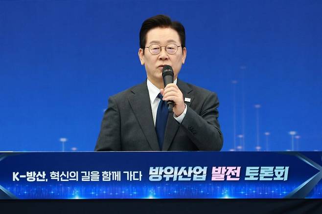 이재명 대통령이 지난 20일 경기 고양시 일산서구 킨텍스에서 열린 방위산업 발전 토론회에서 발언하고 있다. 사진=뉴시스