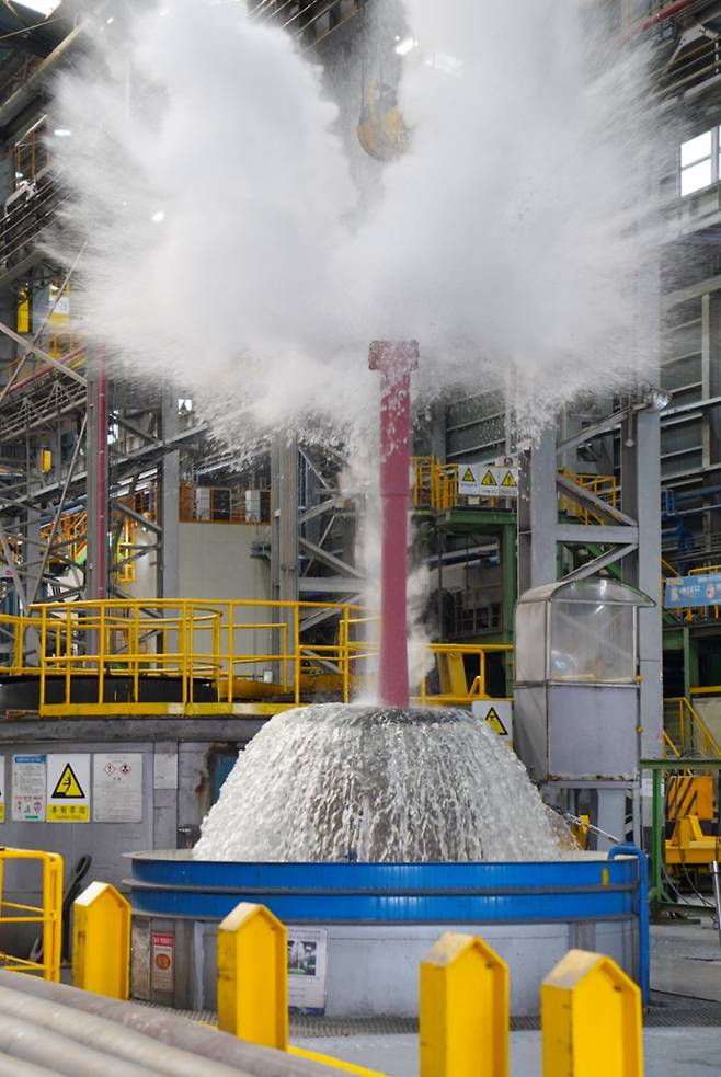 지난 20일 경남 창원시 신촌동 세아창원특수강 공장에서 포신 제품을 약 900도까지 가열해서 물로 상온까지 냉각하는 �칭 열처리 작업이 진행되고 있다. 세아창원특수강제공