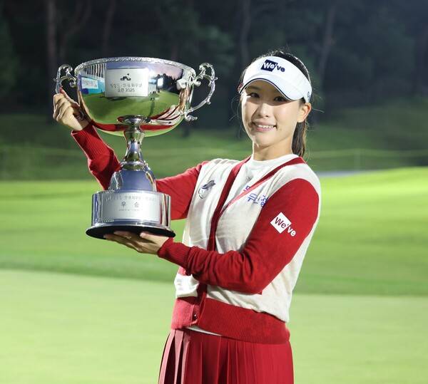 2025년 한국여자프로골프(KLPGA) 투어 상상인·한경 와우넷 오픈에서 박지영과 연장 접전 끝에 우승한 이율린 프로가 우승 트로피를 들고 기념 촬영하는 모습이다. 사진제공=KLPGA (사진을 무단으로 사용하지 마십시오.)